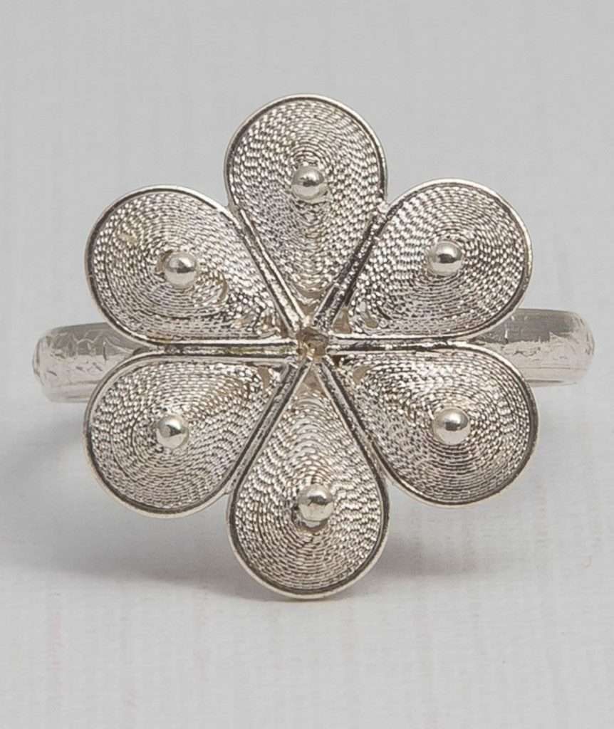 Filigree Flower Ring made by ARTEMANOS