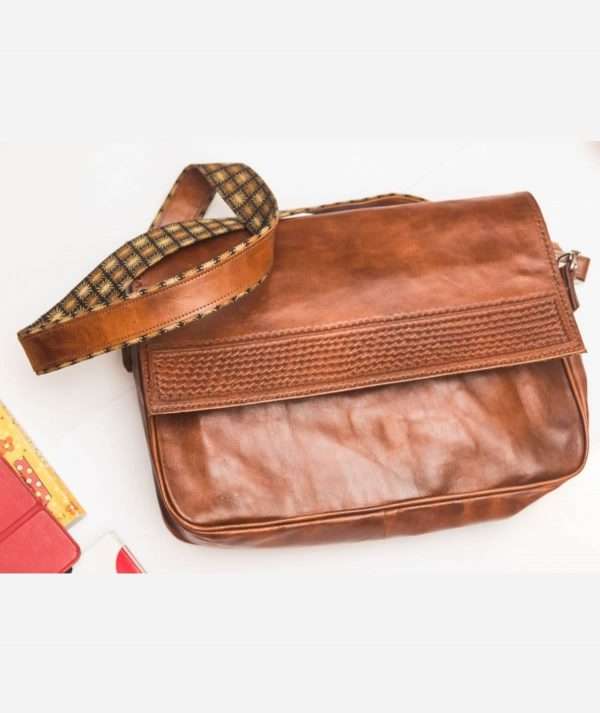 Hand Tooled Carrying Bag made by ARTEMANOS