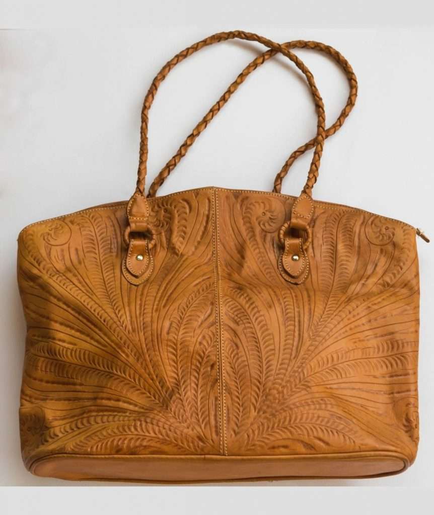 Hand Embossing Leather Purse made by ARTEMANOS